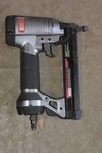 lot 65 image: SENCO 18 GAUGE PNEUMATIC AIR STAPLER