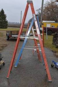 lot 21 image: KELLER 8 FOOT HEAVY DUTY FIBERGLASS LADDER