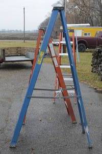 lot 22 image: KELLER 8 FOOT TYPE II FIBERGLASS LADDER
