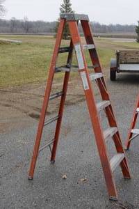 lot 23 image: KELLER 6 FOOT FIBERGLASS HEAVY DUTY INDUSTRIAL LADDER