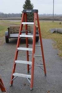 lot 24 image: KELLER 6 FOOT FIBERGLASS HEAVY DUTY INDUSTRIAL LADDER