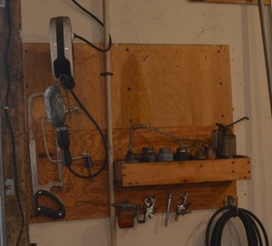 lot 26 image: AIR HOSE ATTACHMENTS, VARIOUS OIL CANS, EXTENTION LIGHT, AIR HOSE