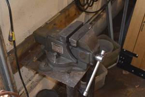lot 27 image: HEAVY DUTY BENCH VISE & STAND