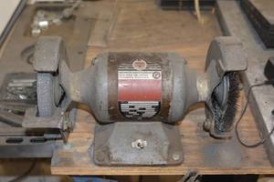 lot 30 image: DELTA BENCH GRINDER