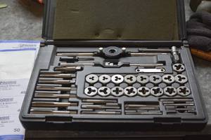 lot 45 image: CRAFTMAN 39 PIECE INCH TAP AND DIE SET