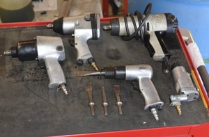 lot 31 image: LOT OF PNEUMATIC TOOLS & 1 PLUG IN