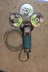 lot 168 image: MAKITA ANGLE GRINDER WITH MULTIPLE NEW PACKS OF DISCS