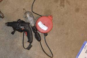 lot 172 image: RETRACTABLE TROUBLE LIGHT & DRILL