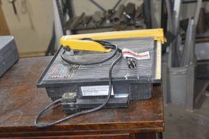 lot 277 image: SMALL DIAMOND WHEEL TILE CUTTER