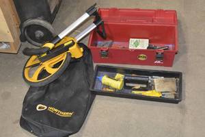 lot 279 image: NORTHERN TOOL MEASURING WHEEL AND TOOLBOX WITH VARIOUS TOOLS