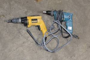 lot 290 image: DEWALT AND MAKITA SCREWDRIVERS