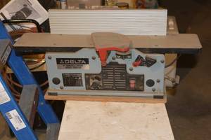 lot 303 image: DELTA 6 VARIABLE SPEED BENCH JOINTER