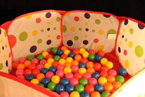 lot 52 image: Pop-Up Ball Pit with Balls