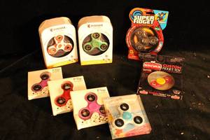 lot 70 image: 8 Fidget Spinners