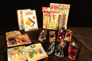 lot 78 image: Box of Childrens Party Favors