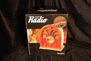 lot 92 image: Excalibur Classic Wood Finish AMFM Radio