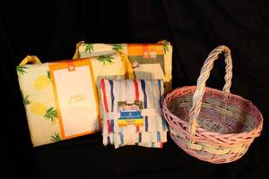 lot 118 image: Summer Picnic Set Basket and Tablecloths