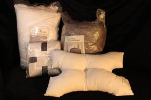 lot 150 image: Bella Russo Sleep Set Comforter, Blanket, and Pillows