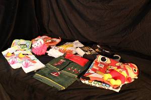 lot 165 image: Towel, Oven Mitt, and Potholder Lot