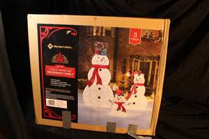lot 209 image: Members Mark 3-Piece Twinkling Lawn Snowman Family