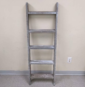 lot 117 image: Rustic Farmhouse 5-Bar Wall Leaning Wood BlanketQuilt Ladder in Gray Wash