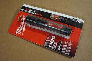 lot 24 image: Milwaukee Redlithium USB Twist Focus Flashlight