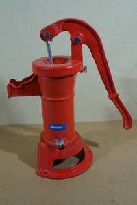 lot 80 image: Simmons Cast Iron 15 Pitcher Pump