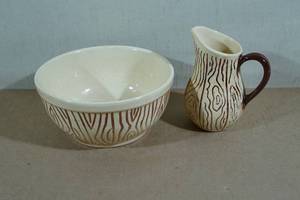 lot 197 image: Vintage Watt Wood Grain Mixing Bowl and Pitcher