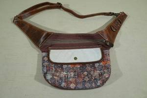 lot 151 image: Sixtease Redwood Up-Cycled Canvas and Leather Fanny Pack