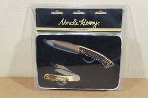 lot 261 image: Schrade Uncle Henry Limited Edition 2 Knife Gift Set in Tin