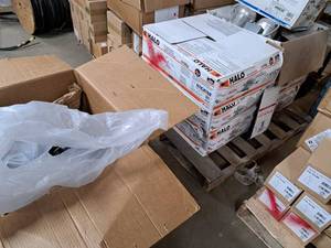 lot 72 image: Lot of (1 Pallet) Lighting Fixtures - 6 Can, 4 Cans, T5 LED Lamps