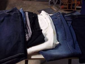 lot 19 image: Jeans, Slacks, Shorts