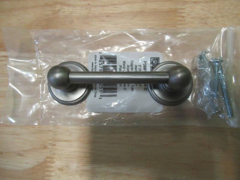 lot 204 image: (15 Pack) Chapman 3 Heirloom Silver Cabinet Pull.