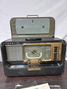 lot 15 image: Zenith Trans-Oceanic Programable AMFM Radio