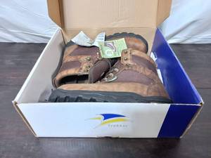 lot 17 image: Trekker 8 Uninsulated Boots - Mens Size 10M - New