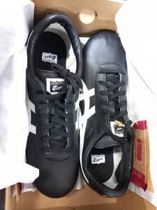 lot 22 image: Onitsuka Tigers - Mens Size Ten - New