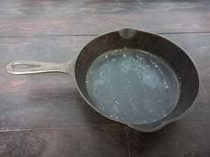 lot 30 image: Griswold No. 6 Cast Iron Skillet - Used