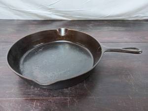 lot 31 image: 10.5 Cast Iron Skillet - Marked 8