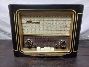lot 32 image: Grundig Classic International AMFM Radio