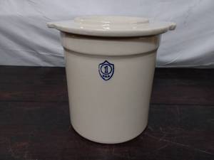 lot 67 image: Zanesville Urn