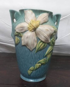 lot 80 image: Roseville Pottery Clematis Pattern 105-7 Double Handled Vase