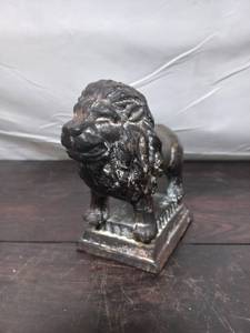 lot 83 image: Metal Lion Paper Weight Figurine