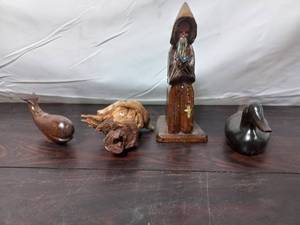 lot 94 image: Wooden Dcor