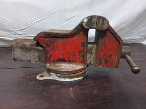 lot 112 image: Bench Vice