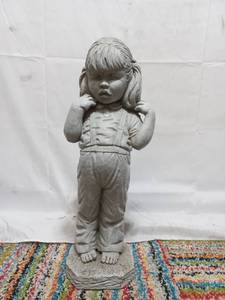 lot 116 image: Yard Dcor Statue - Girl