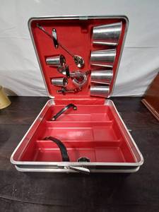 lot 130 image: Vintage Cocktail Kit