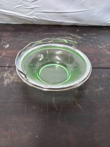 lot 143 image: Vaseline Glass Nut Dish