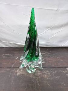 lot 146 image: Blown Glass Christmas Tree