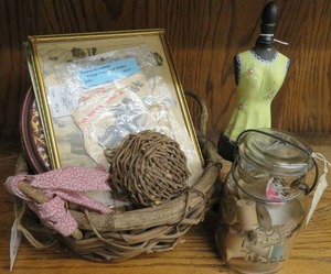 ANTIQIUE  VINTAGE SEWING LOT