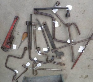 METAL BOX FULL OF VINTAGE METAL TOOLS